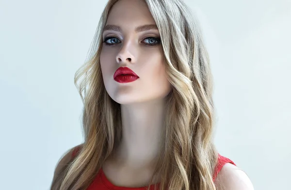 Blond tjej med långt lockigt hår — Stockfoto