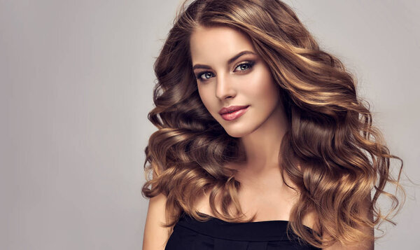 Girl with long  and   shiny curly hair — Stock Photo, Image