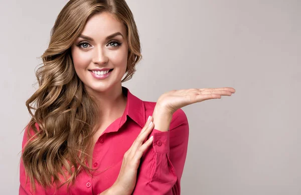 Girl with curly hair pointing to the side . — Stock Photo, Image