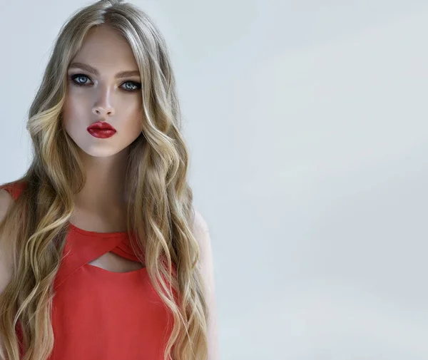 Блондинка модель дівчина з довгим кучерявим волоссям — стокове фото