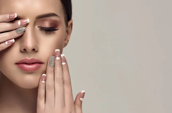 Meisje met een beige Franse manicure — Stockfoto