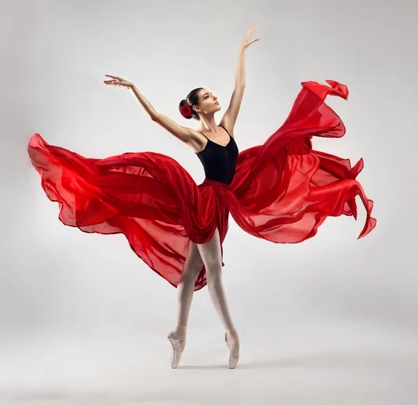 Jovem mulher graciosa bailarina de balé — Fotografia de Stock