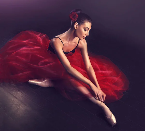 Giovane donna graziosa ballerina di balletto — Foto Stock