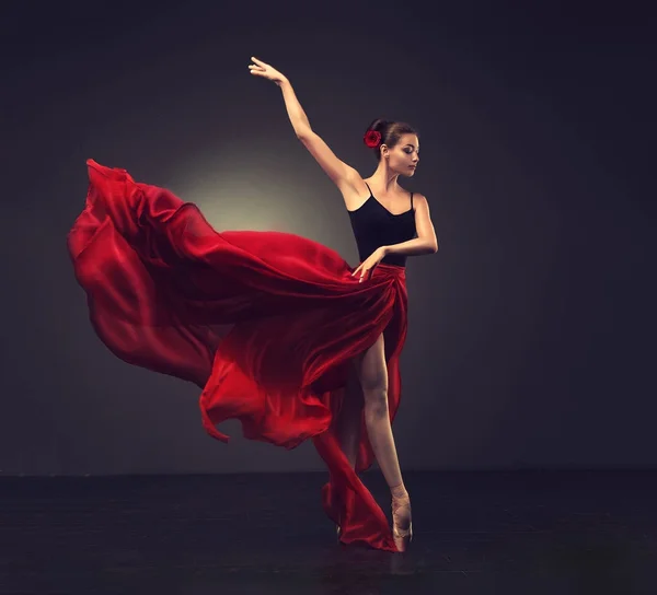Młoda kobieta wdzięku tancerz — Zdjęcie stockowe