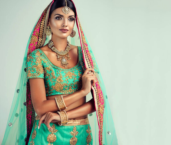 Портрет красивой индийской девушки.