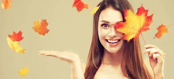 Bella ragazza con foglie d'autunno — Foto Stock