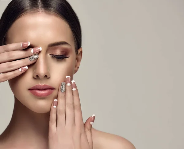 Menina com uma manicure bege francês — Fotografia de Stock