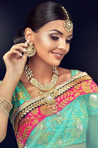 Portret van een mooi Indiaas meisje. — Stockfoto