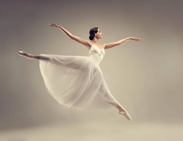 Donna graziosa ballerina di balletto — Foto Stock