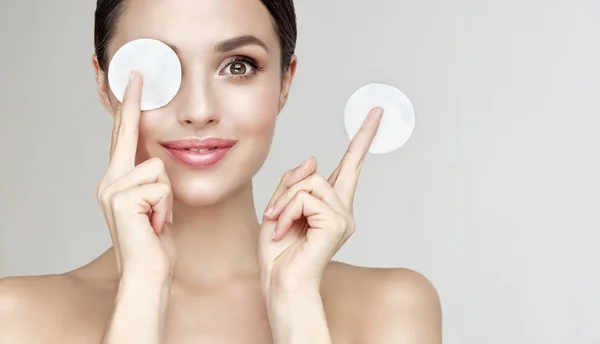 Beautiful girl with cotton pads — Stock Photo, Image