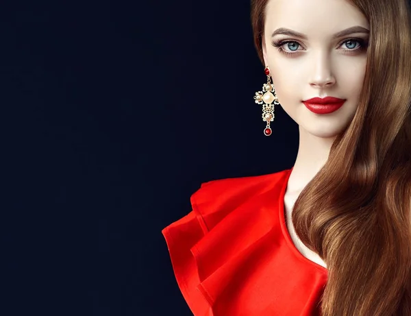 Kırmızı elbiseli esmer kız — Stok fotoğraf