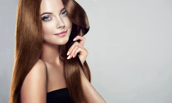 Menina com cabelos longos lisos brilhantes — Fotografia de Stock