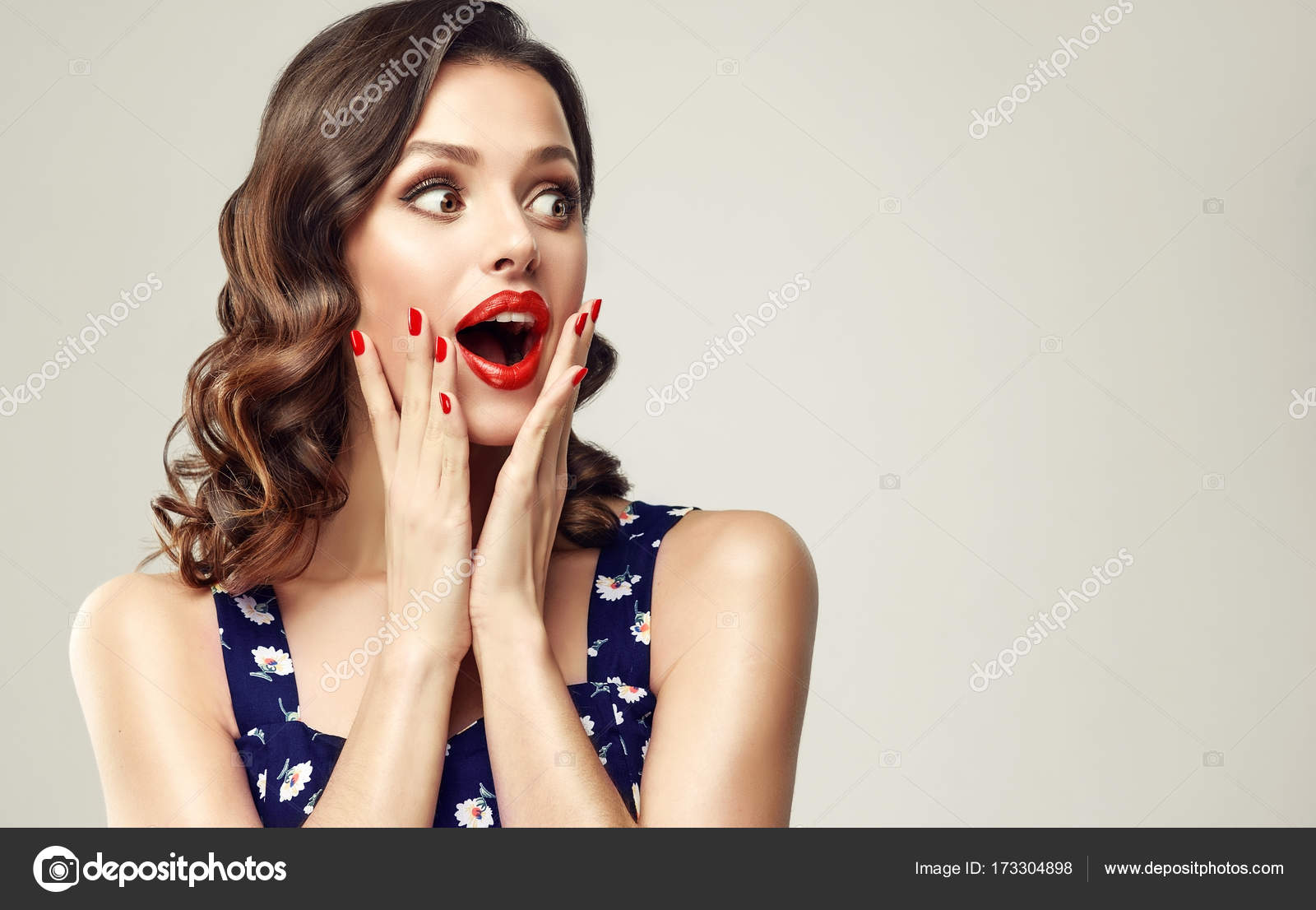 Piękna Kobieta Z Czerwonym Manicure — Zdjęcie Stockowe © Sofia Zhuravets 173304898