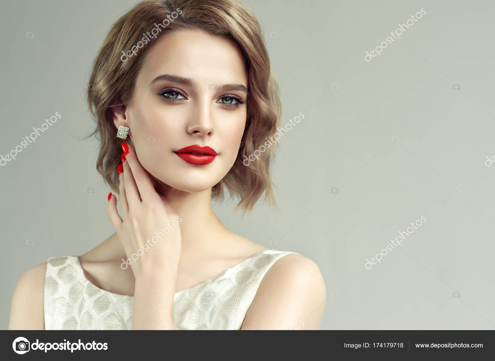 Fille avec des cheveux courts ondulé \u2014 Photographie