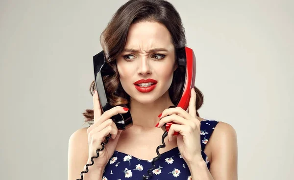 Infastidito ragazza con vecchi telefoni — Foto Stock