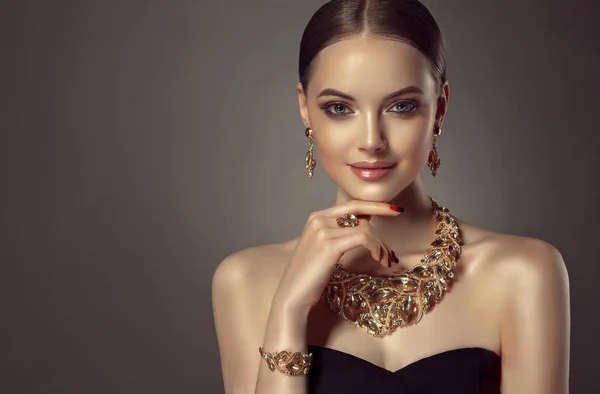 Frau in Halskette mit Ring — Stockfoto