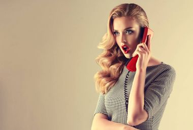 PIN tarzında vintage kırmızı telefon ile güzel bir kadın. Şok güzel kız. Ürün sunmak. Etkileyici yüz ifadeleri