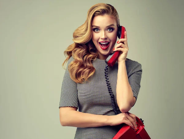 Красивая Женщина Стиле Булавки Винтажным Красным Телефоном Шокированная Счастливая Красавица — стоковое фото