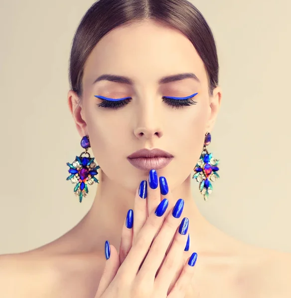 Piękna Kobieta Makijaż Moda Idealny Manicure Niebieski — Zdjęcie stockowe