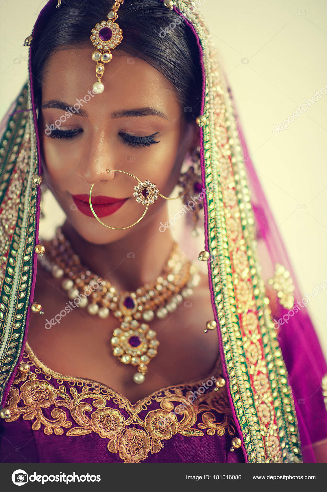 Primer Plano Hermosa Niña India Modelo De Mujer Hindú Joven Con Joyas  Kundan, Retrato De Hermosa Niña India, Traje Tradicional Indio Lehenga  Choli. Fotos, retratos, imágenes y fotografía de archivo libres de