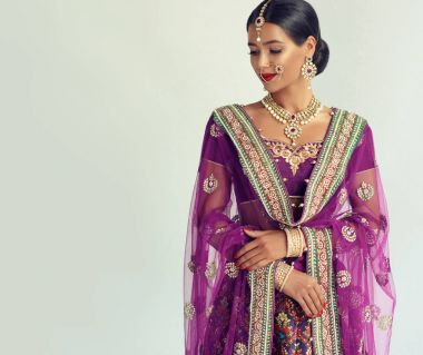 Güzel Hintli kız portresi. Mehmet Takı seti ile genç hindu kadın modeli. Geleneksel Hindistan kostüm lehenga choli veya sari