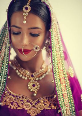 Güzel Hintli kız portresi. Mehmet Takı seti ile genç hindu kadın modeli. Geleneksel Hindistan kostüm lehenga choli veya sari