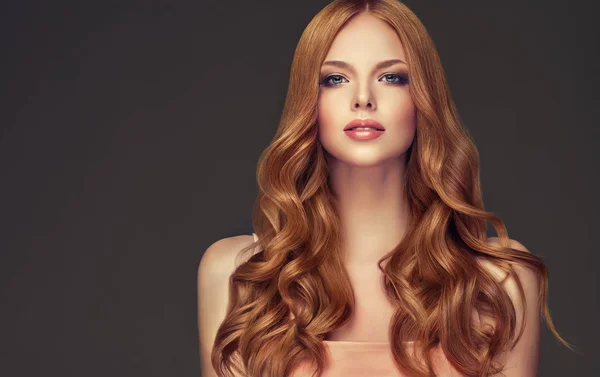 光沢がある毛で赤い髪の少女 巻き毛のヘアスタイルと美しいモデルの女性 ケアと髪の美しさ — ストック写真