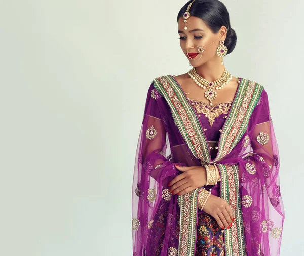 美丽的印度女孩的肖像 年轻的印度教妇女模型与 Kundan 首饰集 传统印度服装 Lehenga Choli 或纱丽 — 图库照片