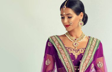 Güzel Hintli kız portresi. Mehmet Takı seti ile genç hindu kadın modeli. Geleneksel Hindistan kostüm lehenga choli veya sari