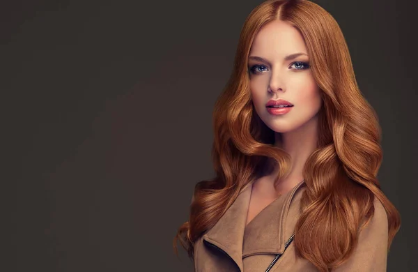 Рыжая Девушка Длинными Блестящими Вьющимися Волосами Женщина Модель Кудрявой Прической — стоковое фото