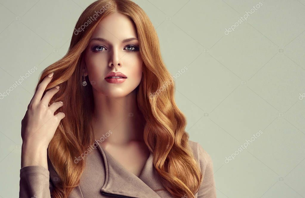 Giovane ragazza dai capelli rossi con lunghi capelli rossi su un