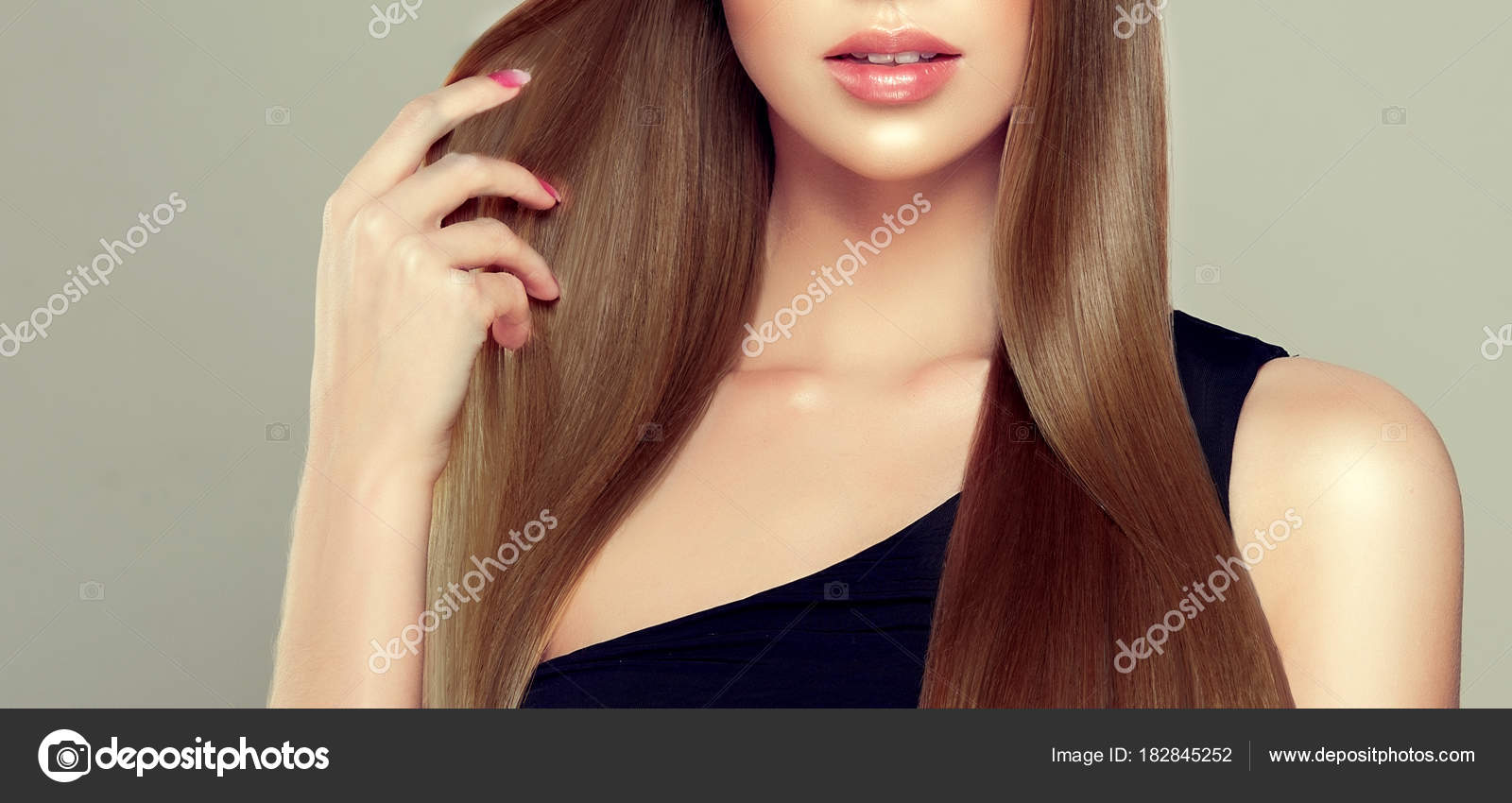 Linda mulher de cabelo longo liso feliz fundo de cor de rosto de pele  limpa. marrom.
