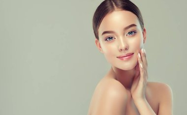 Güzel genç gülümseyen kadın temiz cilt ile uzağa bak. Kız Güzellik yüz bakımı. Yüz tedavi. Kozmetik, güzellik ve spa . 