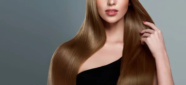 Krásný Model Dívka Lesklé Hnědé Rovné Dlouhé Vlasy Produkty Péče — Stock fotografie