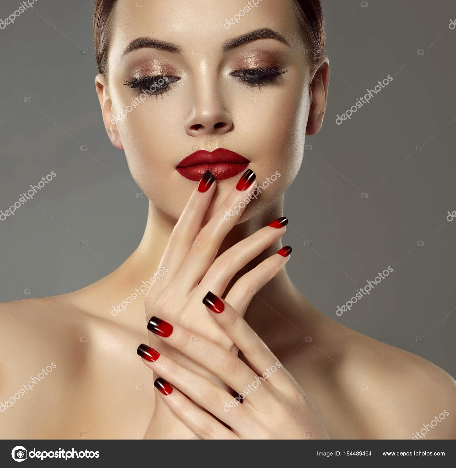 Mulher bonita com unhas vermelhas. Maquiagem e Manicure. Lábios