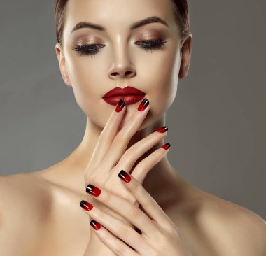 Kırmızı ve siyah Fransız manikür çivi üzerinde güzel model kız. Moda lüks makyaj. Koyu kırmızı dudaklar ve parlak göz farı pigment. Güzellik ve kozmetik . 