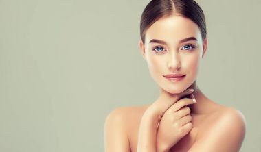Güzel genç gülümseyen kadın temiz cilt ile uzağa bak. Kız Güzellik yüz bakımı. Yüz tedavi. Kozmetik, güzellik ve spa . 