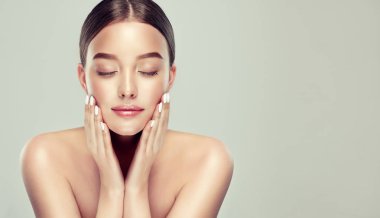 Güzel genç gülümseyen kadın temiz cilt ile uzağa bak. Kız Güzellik yüz bakımı. Yüz tedavi. Kozmetik, güzellik ve spa . 