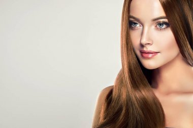 Parlak kahverengi ve düz uzun saçlı güzel model kız. Keratin doğrultma. Tedavi, bakım ve spa prosedürleri. Düz saç modeli