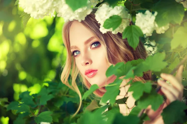 Dziewczyna Model Piękny Wiosną Pachnące Kwiaty Parku Kwitnąć Lato Kobieta — Zdjęcie stockowe