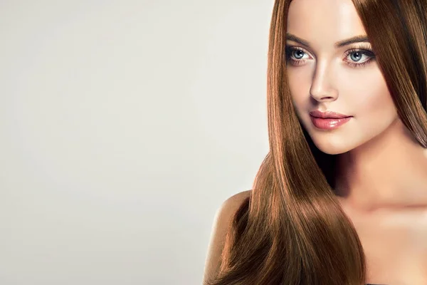 Beautiful Model Girl Shiny Brown Straight Long Hair Кератиновое Выпрямление — стоковое фото