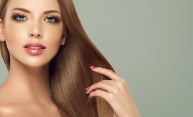 Parlak kahverengi ve düz uzun saçlı güzel model kız. Keratin doğrultma. Tedavi, bakım ve spa prosedürleri. Düz saç modeli