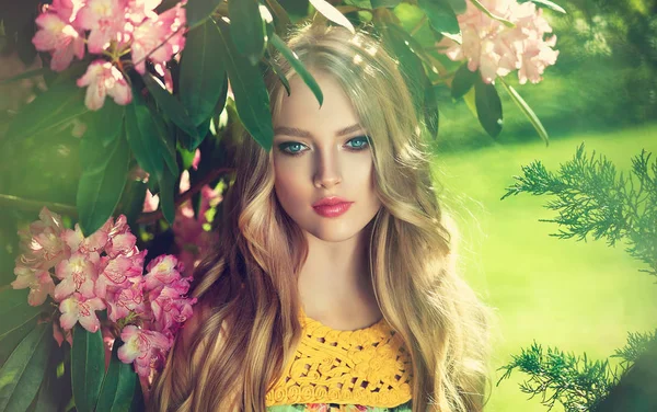 Dziewczyna Model Piękny Wiosną Pachnące Kwiaty Parku Kwitnąć Lato Kobieta — Zdjęcie stockowe