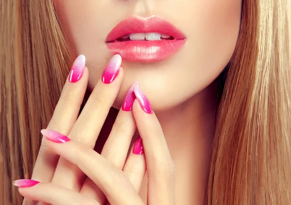 Piękna Dziewczyna Długie Proste Włosy Woman Model Wyświetlono Różowy Manicure — Zdjęcie stockowe