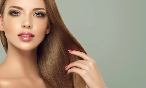 Parlak Kahverengi Düz Uzun Saçlı Güzel Model Kız Keratin Doğrultma — Stok fotoğraf