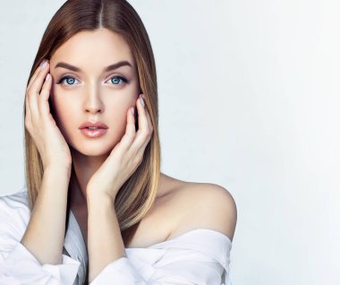 Yanakları etkileyici yüz ifadeleri tutan mutlu güzel kız. Kozmetik ve Spa, cilt bakım modeli