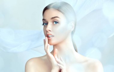 Güzel kız yanakları etkileyici yüz ifadeleri tutarak. Kozmetik ve Spa, cilt bakım modeli