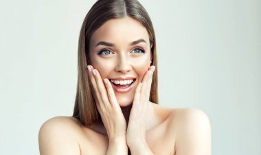 Güzel kız yanakları etkileyici yüz ifadeleri tutarak. Kozmetik ve Spa, cilt bakım modeli