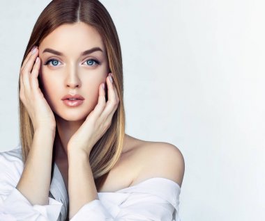 Güzel kız yanakları etkileyici yüz ifadeleri tutarak. Kozmetik ve Spa, cilt bakım modeli