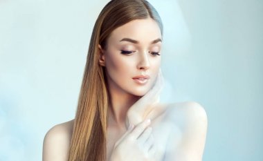 Güzel kız tarafına. Etkileyici yüz ifadeleri. Kozmetik ve Spa, cilt bakım modeli